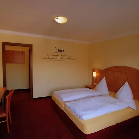 מלון Hotel Weinberg 3*